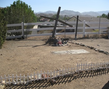Traweek,   Louise Bertha gravesite