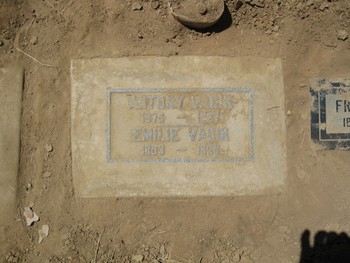Vacik,   Antony gravesite